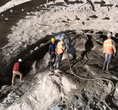 新县拱顶带模注浆料的施工流程及注意事项